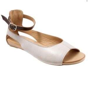 Bueno soft leather flats with open toe and ankle strap 41